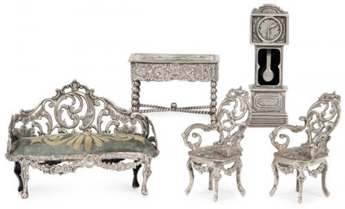  Conjunto de cinco muebles realizados en plata.