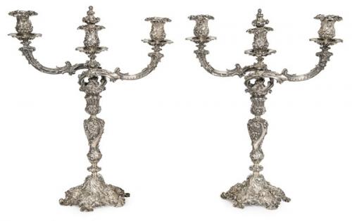 Pareja de candelabros victorianos convertibles en candelero de plata inglesa punzonada Ley Sterling de Edward y John Barnard, Londres 1860.