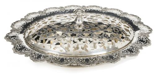 Lote 1175
Poutpourri de plata española sin punzonar con borde y tapa calada. S. XX.