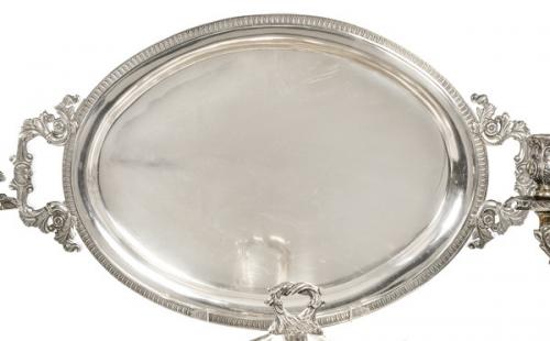 Lote 1182
Bandeja oval con dos asas de plata española punzonada de F. Farres y Rosell, Barcelona S. XIX.