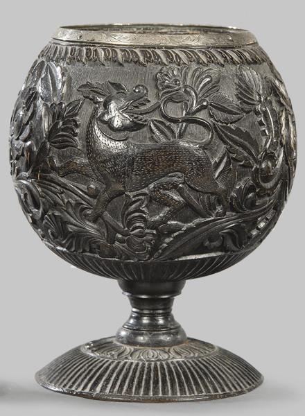 Lote 1229
Coco tallado cingalo-portugues con montura de plata S. XVII.