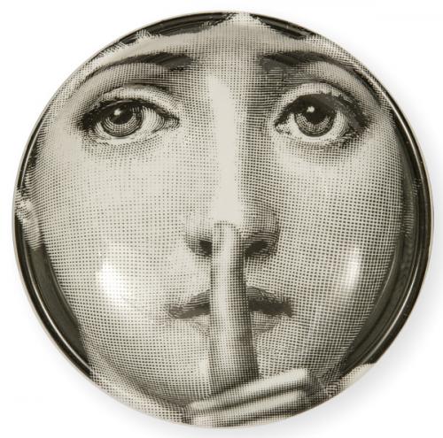  Piero Fornasetti (Milán 1913-1988)
Vaciabolsillos en porcelana estampada con el Tema e Variazioni 334
