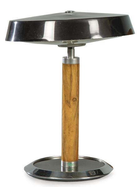  Lámpara FASE de sobremesa modelo Grecia, también conocida como Nelson, pantalla  articulada en metal lacado en negro y cromado, con difusor original en vidrio. Con fuste en madera de nogal y base circular, con marca.