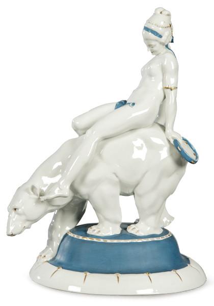  Figura art-decó de mujer danzando sobre un oso polar. Alemania, hacia 1925.