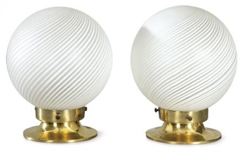  Pareja de lámparas de sobremesa de Venini, con base de metal dorado y tulipas globulares en crital de Murano.
Italia, S. XX