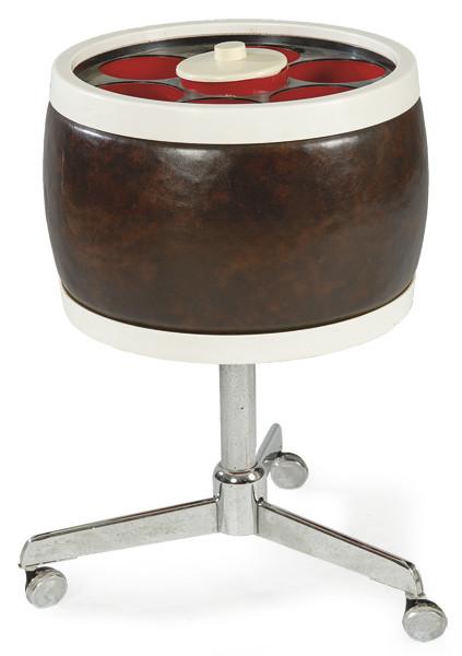  Enfriador de botellas Turnawald en polipropileno blanco y cuero marrón, sobre estructura de metal cromado con ruedas.
Alemania, años 70