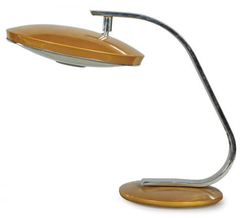  Luis Pérez de la Oliva 1964
Lámpara de escritorio Fase modelo 520C, de pantalla basculante con interruptor, fabricada en metal lacado en dorado, con mástil de acero y dos portabombillas cubiertas por difusor en vidrio. Con marca en la base.