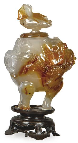  Tibor tallado en ágata naranja. China, S. XX.