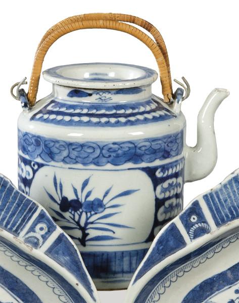 Tetera con asas para colgar, en porcelana china azul y blanco,  Dinastía Qing S. XIX.