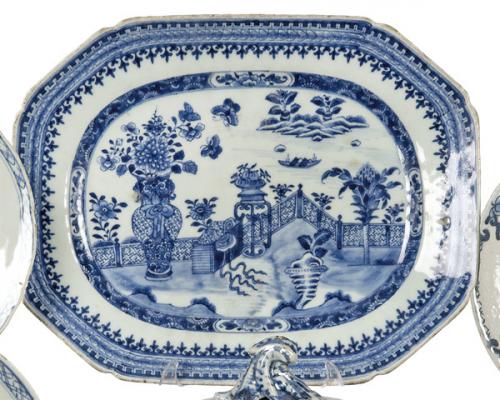  Fuente ochavada en porcelana de Compañía de Indias azul y blanco, Dinastía Qing, época de Qianlong (1736-95).