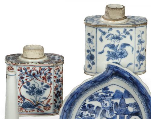  Pareja de botes para té de porcelan de Compañía de Indias azul y blanco y rojo de hierro, Dinastía Qing  época de Qianlong (1736-95).