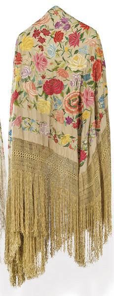 Lote 1454
Mantón de Manila de seda amarilla bordado en seda con flores de colores. S. XIX.