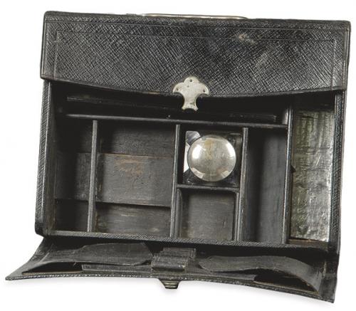 Lote 1487
Maletín de notario en piel con asa metálica, Francia S. XIX.