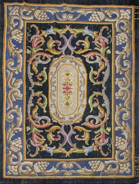  Alfombra española en lana, de la Real Fábrica de Tapices, de estilo Carlos IV, firmada y fechada "RFT MD1939".