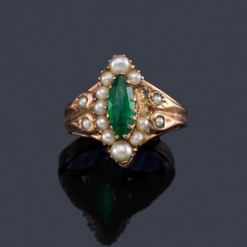  Anillo con símil de esmeralda y orla de perlitas (faltan dos) en montura de oro rojo de 18K. S. XIX.