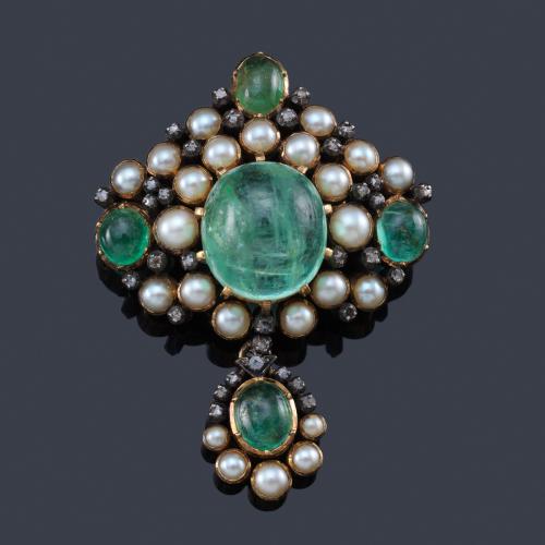 Lote 2016
Broche-colgante con cinco esmeraldas en cabujón siendo la central de mayor tamaño, enriquecido con perlas y diamantes talla rosa.