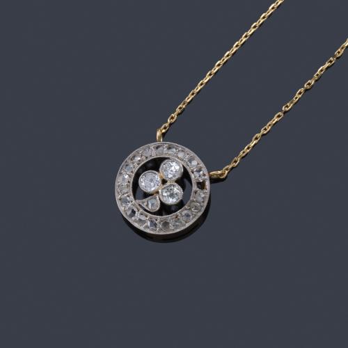 Lote 2024
Colgante en forma de trébol con brillantes de aprox. 0,24 ct en total realizado en montura de oro amarillo de 18K con vista en platino.