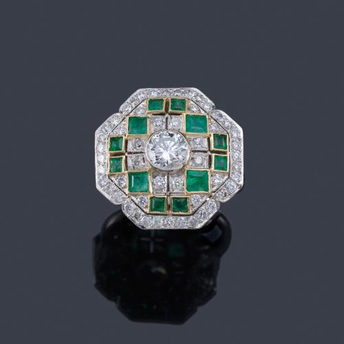 Lote 2038
Anillo con diseño tipo damero y brillante central de aprox. 0,40 ct, con esmeraldas calibradas y brillantes.