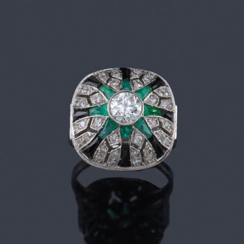 Lote 2039
Anillo estilo 'art decó' con centro de diamante talla antigua de aprox. 0,55 ct con bandas de ónix y esmeraldas intercaladas con motivos de brillantes.