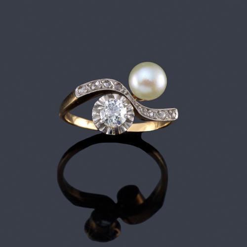 Lote 2055
Anillo 'Tu y Yo' con brillante de aprox. 0,30 ct y perlita en montura de oro amarillo de 18K.