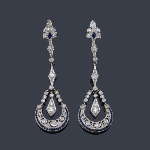 Lote 2066
Pendientes largos con brillantes y zafiros en montura de platino.