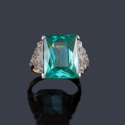  Anillo con espinela azul sintética con diamantes talla rosa en montura de oro amarillo de 18K.