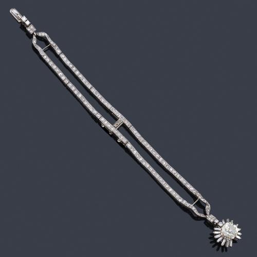  Pulsera en platino con diamante central talla rosa de aprox. 0,90 ct con orla de baguettes.