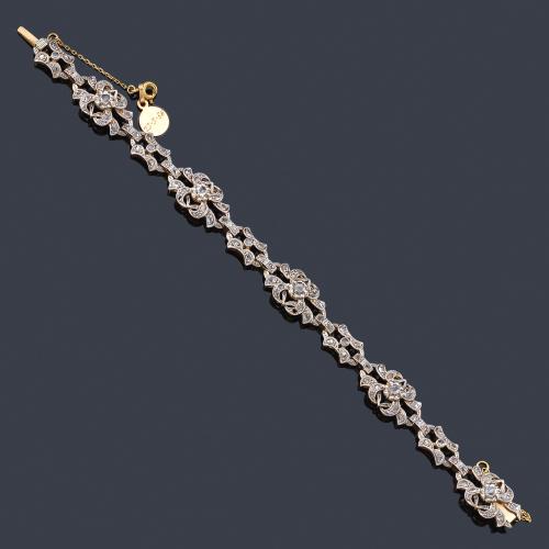  Pulsera con eslabones calados enriquecidos con diamantes talla rosa. Años '50.