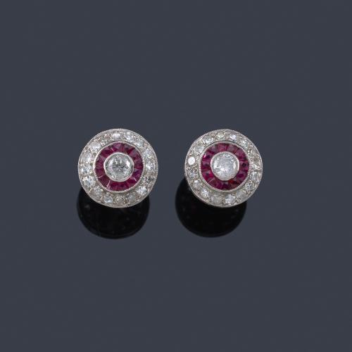  Pendientes cortos 'ojo de perdiz' con pareja de brillantes de aprox. 0,25 ct cada uno con doble orla de rubíes calibrados y brillantes.