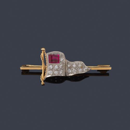  Alfiler de corbata con motivo de bandera naútica con rubí central y diamantes talla 8/8 de aprox. 0,30 ct en total.
