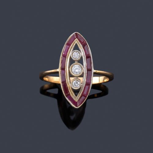  Anillo lanzadera con tres diamantes engastados en chatón y orla de rubíes calibrados. Ppios S. XX.
