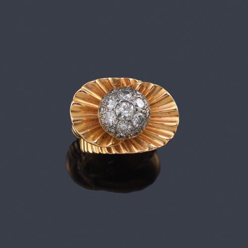  Años retro con motivo central cuajado de brillantes y diseño en espiral. Años '40.