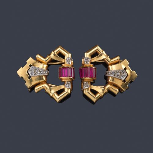  Broche doble-clip años' 40 con rubíes sintéticos y diamantes en montura de oro amarillo de 18K.