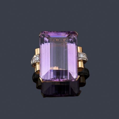  Anillo retro con gran amatista talla esmeralda de aprox. 35,50 ct con diamantes. Años '40.