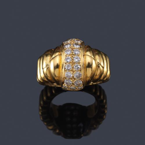  Anillo con diseño gallonado con banda central de brillantes en oro amarillo de 18K.