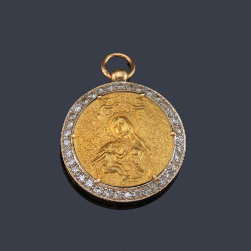 Medalla devocional con La Imagen de La Virgen con El Niño en brazos cincelado sobre oro amarillo de 18K.