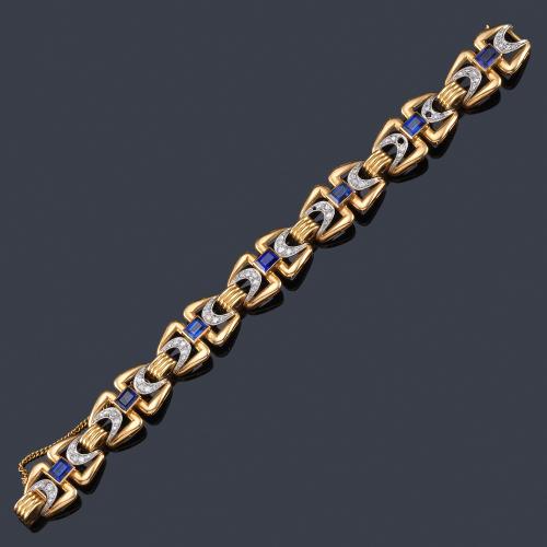  Pulsera retro con diamantes talla sencilla y zafiros sintéticos con eslabones en oro amarillo de 18K y motivos curvados en platino. Años '40.