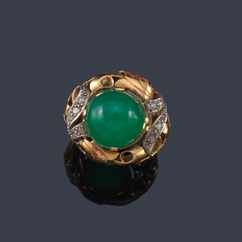 Anillo retro con crisoprasa talla 'Pain de Sucre' con diamantes talla rosa en montura de oro rosa de 18K. Años '40.