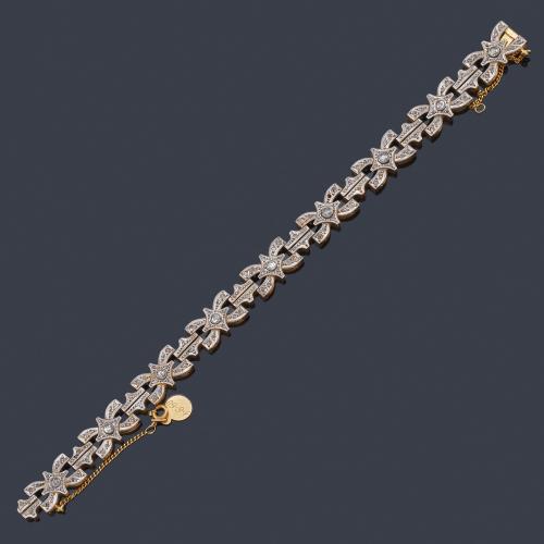 Lote 2110
Pulsera de pedida con eslabones en forma de lazada con diamantes talla sencilla y rosa. Años '60.