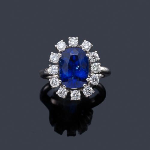 Lote 2130
Anillo con zafiro central talla oval de aprox. 4,87 ct con orla de diamantes talla brillante.