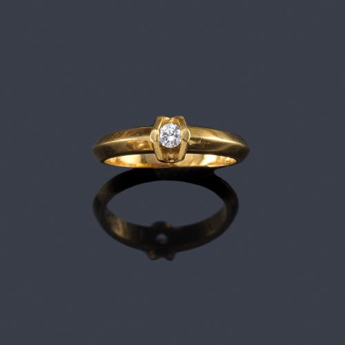 Lote 2137
Anillo con brillante central de aprox. 0,10 ct en montura de oro amarillo de 18K.