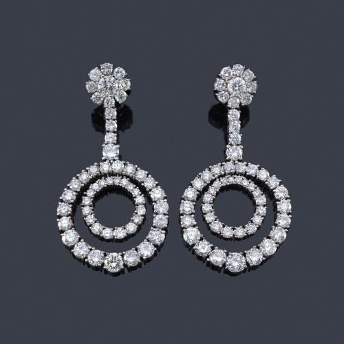 Lote 2168
Pendientes largos con brillantes de aprox. 17,00 ct en total, en montura de oro blanco de 18K.
