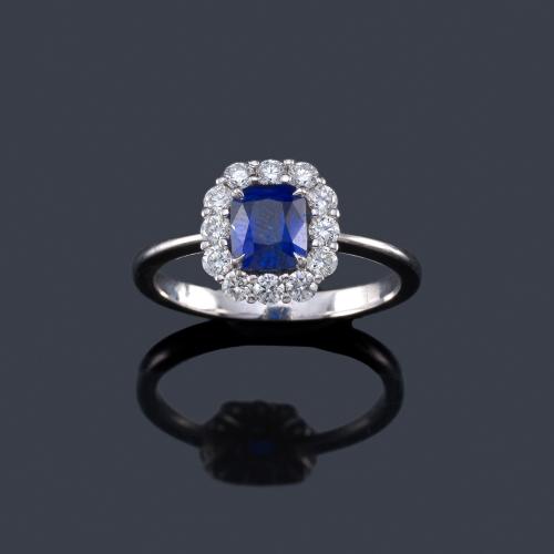  Anillo con zafiro central de aprox. 1,21 ct y orla de brillantes de aprox. 0,44 ct en total.