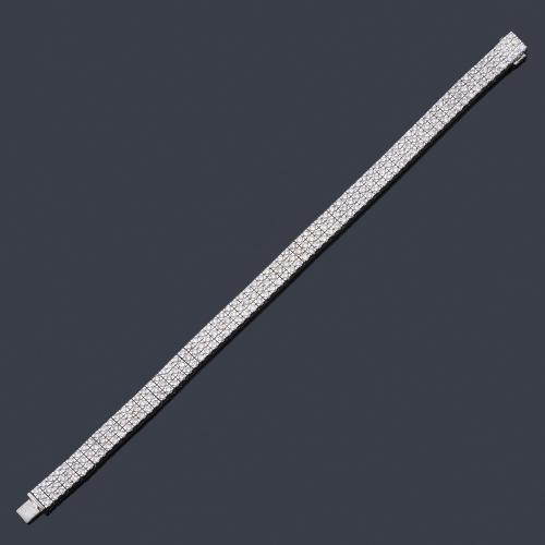 Lote 2180
Pulsera rivière con tres bandas de brillantes de aprox. 5,55 ct en total.