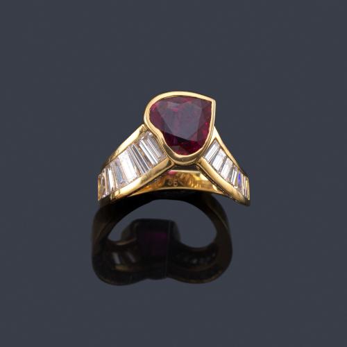 Lote 2207
Anillo con rubí talla corazón de aprox. 2,35 ct con dos brazos contrapeados con diamantes talla baguettes y trapecio de aprox. 1,90 ct en total.