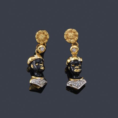 Lote 2219
Pendientes largos con pareja de 'Morettos' enriquecidos con brillantes y esmalte.