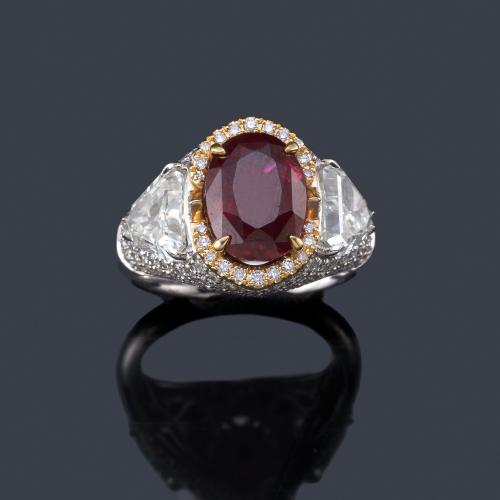 Lote 2224
Anillo con rubí talla oval de aprox. 3,59 ct con dos diamantes talla triángulo de aprox. 1,08 ct y 0,98 ct respectivamente. Certificados GRS y HRD.