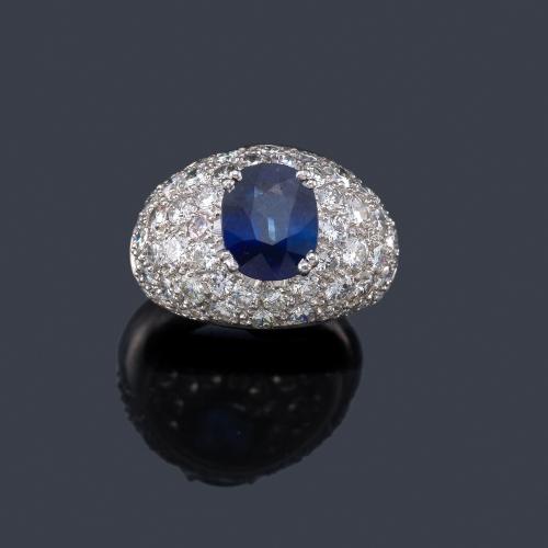 Lote 2225
Anillo bombe con zafiro talla oval de aprox. 3,27 ct y montura en pavé de brillantes de aprox. 3,78 ct en total.