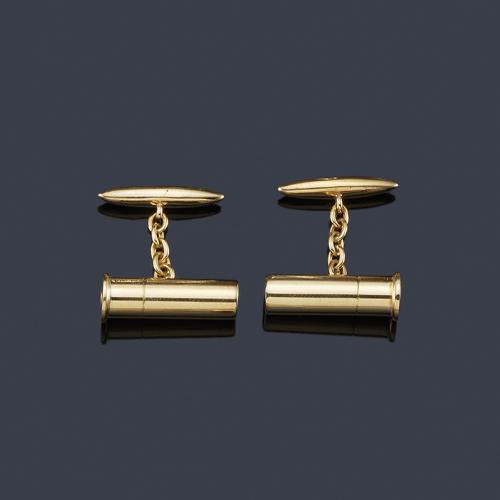 Lote 2245
Gemelos en forma de cartucho realizados en oro amarillo de 18K.