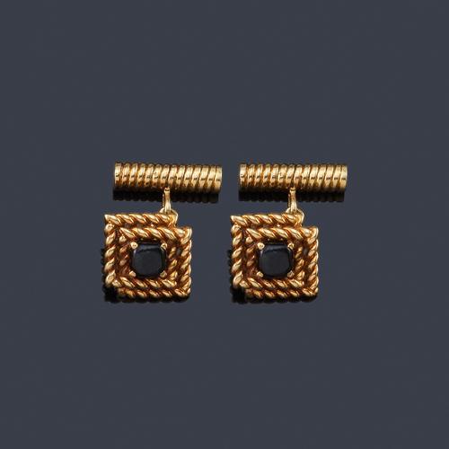 Lote 2251
Gemelos con detalles en ónix con hilo de oro amarillo de 18K enroscado.